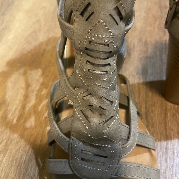 Brown suade shoes only used once or twice - Picture 3 of 5